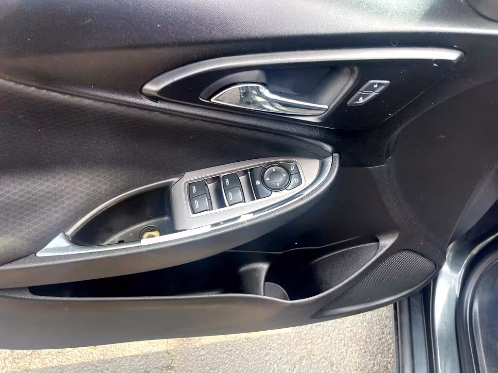 2017 Chevrolet Malibu - 1G1ZE5ST4HF158971 - Image #9