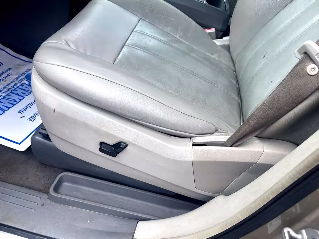 2009 Chrysler Town & Country - 2A8HR54199R630653 - Image #9